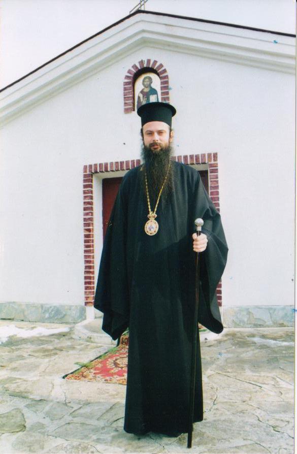 Пловдивския Митрополит Николай пред манастирския храм-07.07.2001г.